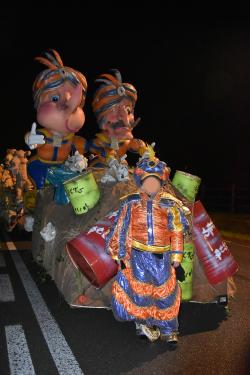 Carnavalswagens + kostuums: kamelen & olievaten